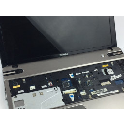 Замена экрана ноутбука Toshiba Satellite P855-S5102