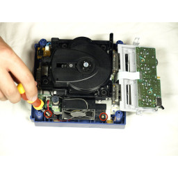 Снять сборку оптического привода Nintendo GameCube